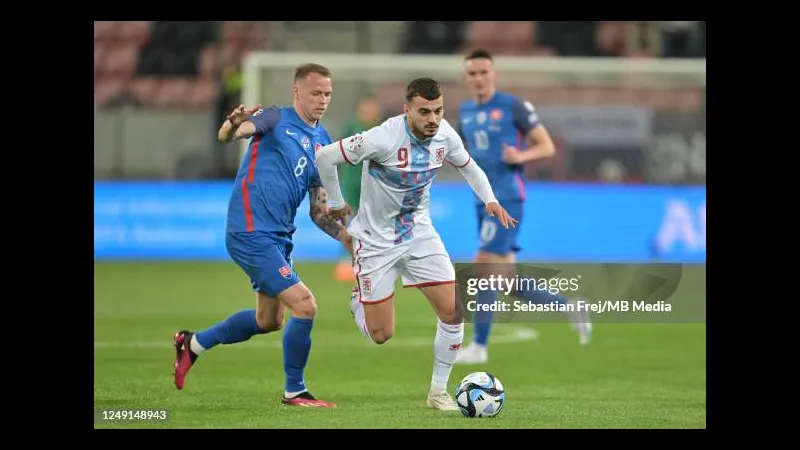 Cầu thủ Slovakia vượt qua cầu thủ Luxembourg trong trận đấu