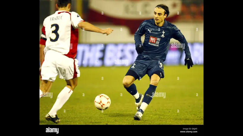 Cầu thủ Tottenham chạy nhanh với bóng trước áp lực từ cầu thủ Slavia Prague Cầu thủ Tottenham chạy nhanh với bóng trước áp lực từ cầu thủ Slavia Prague