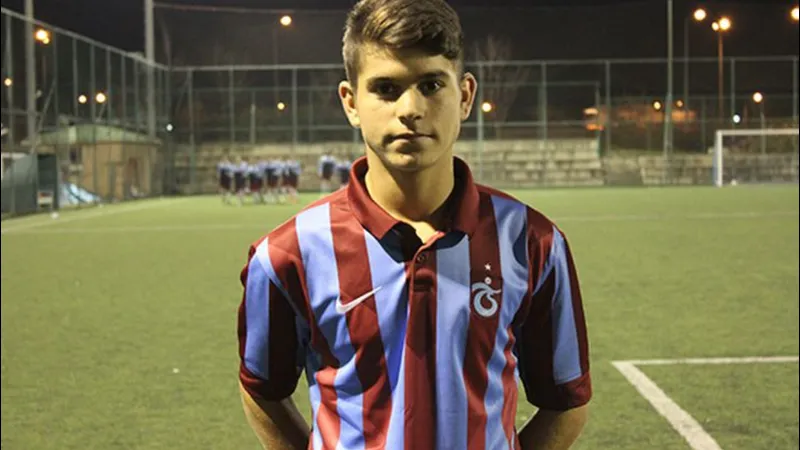 Cầu thủ U19 Thổ Nhĩ Kỳ tung cú sút mạnh trước khung thành của U19 Kosovo Cầu thủ U19 Thổ Nhĩ Kỳ tung cú sút mạnh trước khung thành của U19 Kosovo